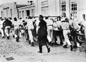 Vězňové v koncentračním táboře Dachau (rok 1933).