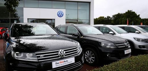 Některé majitele vozů Volkswagen čeká kontrola emisních údajů kvůli skandálu s jejich falšováním (ilustrační foto).