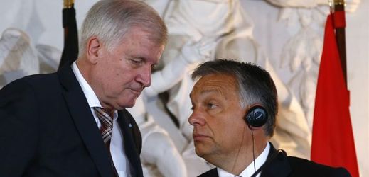 Premiér Bavorska Horst Seehofer (vlevo) a maďarský premiér Viktor Orbán (vpravo).