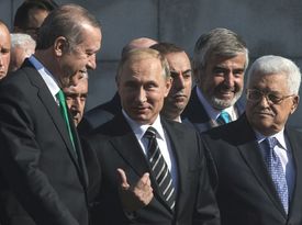 Turecký prezident Recep Tayyip Erdogan (vlevo), Vladimír Putin a palestinský prezident Mahmúd Abbás (vpravo).