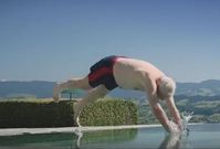 Viceprezident SVP Blocher skáče do svého švýcarského bazénu.