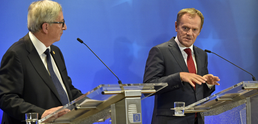 Předseda Evropské komise Jean-Claude Juncker (vlevo) a předseda Evropské rady Donald Tusk na mimořádném summitu v Bruselu.