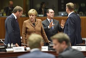 Angela Merkelová s ostatními státníky na summitu EU.