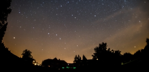 Noční obloha v Beskydech (Ilustrační foto, nikoliv astrofoto měsíce). 