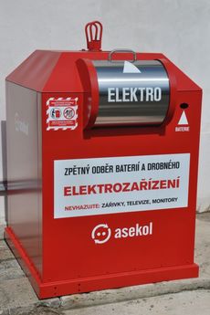 Červených kontejnerů na drobná elektrozařízení je v Česku poměrně málo.