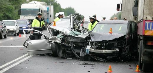 Dopravní nehoda je pro dvě třetiny řidičů stresujícím zážitkem, zjistil průzkum (ilustrační foto).