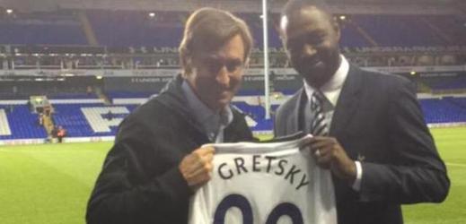 Wayne Gretzky dostal dres Tottenhamu.