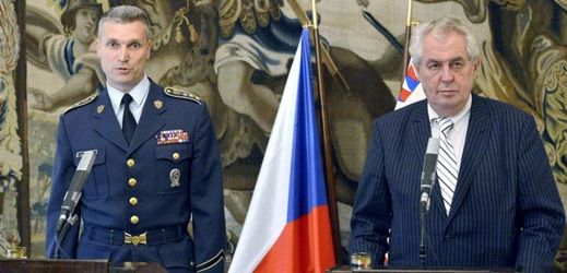 Miloš Zeman naznačil, že skončit bude muset i velitel Hradní stráže Radim Studený (vlevo).