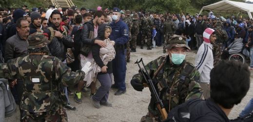 Maďarští vojáci se skupinou uprchlíků, kteří vstoupili do Maďarska skrz hranice z Chorvatskem.