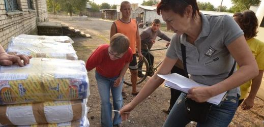 Pracovnice humanitární organizace Člověk v tísni kontroluje dodanou zásilku potravin v místním humanitárním centru na Ukrajině (ilustrační foto).