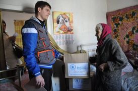 Člověk v tísni distribuuje v Doněcké oblasti na Ukrajině lidem zasaženým konfliktem potravinové balíčky od organizace World Food Programme.