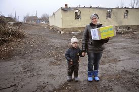 Organizace Člověk v tísni spolu s UNHCR zásobovaly Ukrajinu například dekami, potravinovými balíčky, hygienickými potřebami a dalšími užitečnými věcmi.