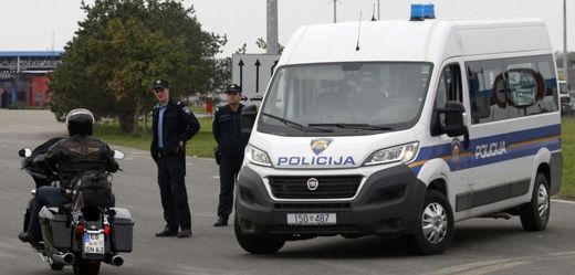 Chorvatští policisté na hraničním přechodu Batrovci.