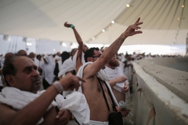 Muslimští poutníci na rituálním obřadu kamenování satana, městečko Míná, Saudská Arábie.