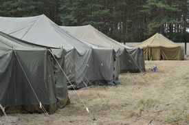 Stanový tábor ve věznici v Břeclavi-Poštorné tvoří 25 stanů, poslouží zatím jen jako záloha pro případ mimořádné uprchlické vlny.