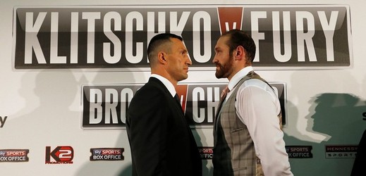 Očekávaný boxerský souboj ukrajinského šampiona Vladimira Klička (vlevo) s britským vyzyvatelem Tysonem Furym se 24. října neuskuteční. 