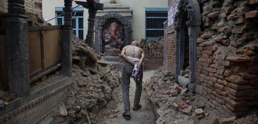 Muž procházející kolem nepálského chrámu, zdevastovaného zemětřesením.