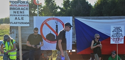 Odpůrci islámu a migrantů protestují na česko-rakouské hranici v Dolním Dvořišti.