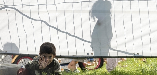 Dítě syrských uprchlíků si hraje v uprchlickém táboře v německém Heidenau. 
