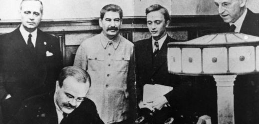 Podpis paktu Molotov-Ribbentrop v roce 1939 o rozdělení sféry vlivu v Polsku.