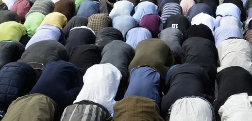Hromadná modlitba muslimů na Letné na začátku května (ilustrační foto).