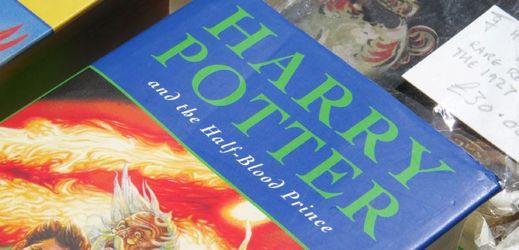 Knížní sága Harryho Pottera od J. K. Rowlingové se stala celosvětovým bestsellerem.