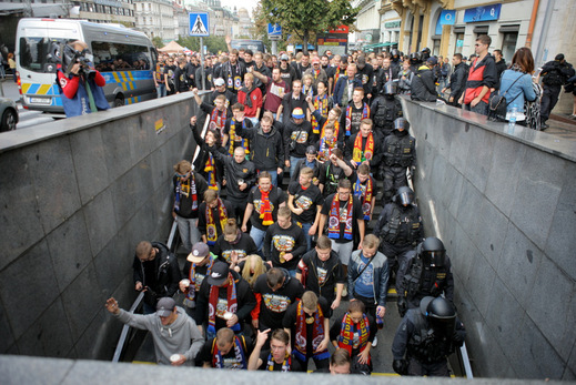 Fanoušci Sparty na pochodu Prahou.