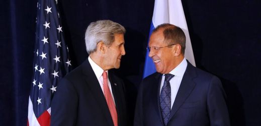 Americký ministr zahraničí John Kerry (vlevo) na jednání se šéfem ruské diplomacie Sergejem Lavrovem.