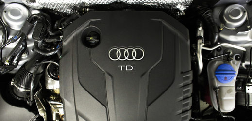 Znak Audi na motoru TDI.