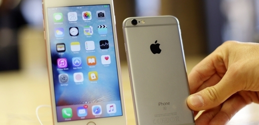 Nový iPhone 6S Plus (vlevo) a iPhone 6S.