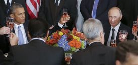 Americký (vlevo) a ruský (vpravo) prezident během slavnostního oběda při zasedání Valného shromáždění OSN v New Yorku.