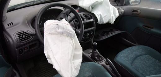 Místo airbagu bylo v palubní desce ukryto 25 kilogramů kokainu (ilustrační foto).