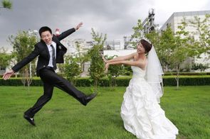 Mladí Číňané vyrážejí do Paříže, aby si v předstihu udělali svatební fotky.