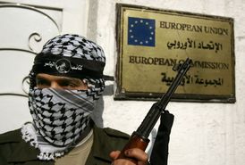 Ozbrojenci z palestinského hnutí Fatah protestovali 30. ledna u úřadu Evropské unie v Gaze proti publikování karikatur urážejících v dánském tisku proroka Mohameda.