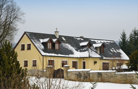 Příprava střechy na zimu by měla zahrnovat také kontrolu okapů.