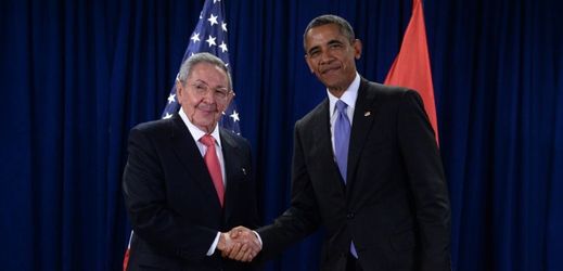 Barack Obama s kubánským vůdcem Raúlem Castrem.
