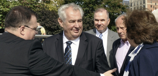 Prezident Miloš Zeman (uprostřed) strávil první pracovní den své cesty do New Yorku s krajany, se kterými se v neděli 27. září vydal na plavbu kolem Manhattanu k soše Svobody.