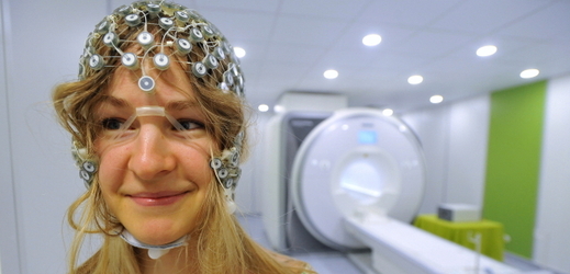 Žena s tomografem, který monitoruje mozek a míchu, a dokáže tak včas rozpoznat například epilepsii (ilustrační foto).
