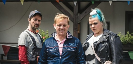 Jaroslav Plesl, Petr Čtvrtníček a Lucie Polišenská v sitcomu Autobazar Monte Karlo.