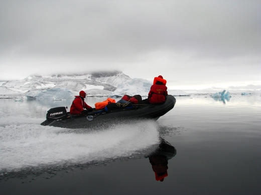 Bez motorových člunů se výzkumníci na pobřeží zmrzlého kontinentu neobejdou.