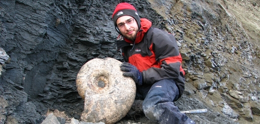 Paleontolog Radek Vodrážka s nálezem amonita rodu Eupachydiscus. Svrchní křída, cca 80 milionů let.