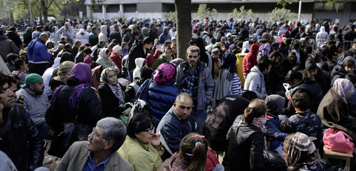 Stovky migrantů čekají před centrálním registračním centrem pro uprchlíky a žadatele o azyl LaGeSo v Berlíně.