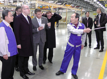 Premiér Bohuslav Sobotka (druhý zleva) s předsedou firmy na výrobu pneumatik Nexen Tires Kang Pjong-čungem (první zleva) při prohlídce továrny v Pusanu v rámci návštěvy premiéra v Korejské republice.