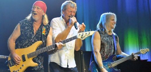 Britská rocková kapela Deep Purple během koncertu. Zleva baskytarista Roger Glover, zpěvák Ian Gillan a kytarista Steve Morse.