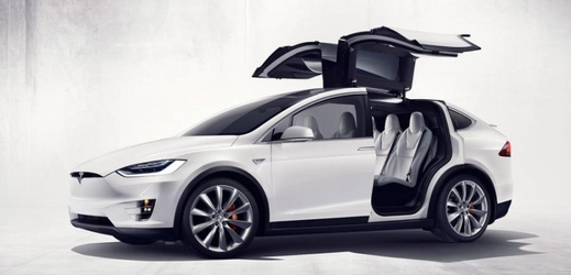 Neobvykle řešený vůz Tesla Model X už se chystá za zákazníky.