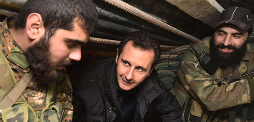 Bašár Asad při návštěvě vojenského kempu v Damašku.