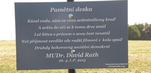 Pamětní deska připomíná korupční kauzu Davida Ratha.