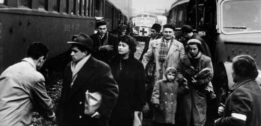Maďarští uprchlíci z roku 1956 odjíždějí vlakem na Západ.