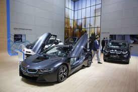 Podle Schellnhubera jsou elektrické automobily jednou z dobrých inovací pro zlepšení prostředí (na snímku BMW i3 a i8).