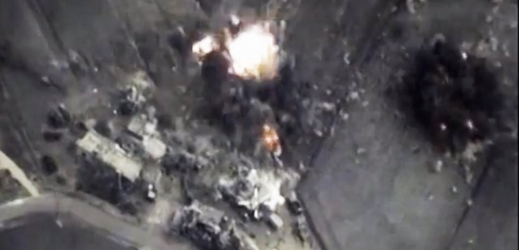 Foto ruského ministerstva obrany zachycuje explozi bomby v Sýrii.